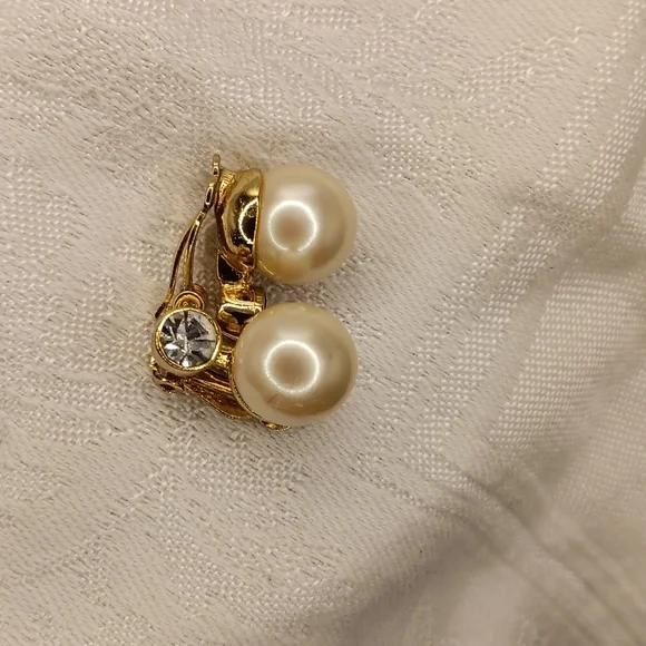 Vintage ErwinPearl faux pearl and Crystal Stud Clip- on Gold-toned Earrings - Picture 6 of 9